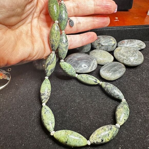 16" Vintage GSJ nephrite jade, pearl and sterling silver clasp necklace! - Picture 1 of 14